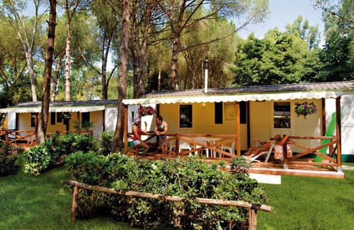 Baia Domizia Ski Chalet | Shaded Chalet by the Sea