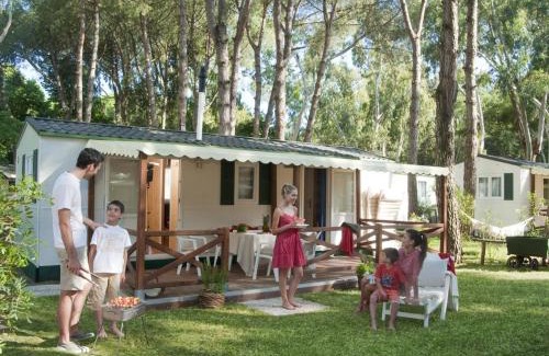 Baia Domizia Ski Chalet | Shaded Chalet by the Sea