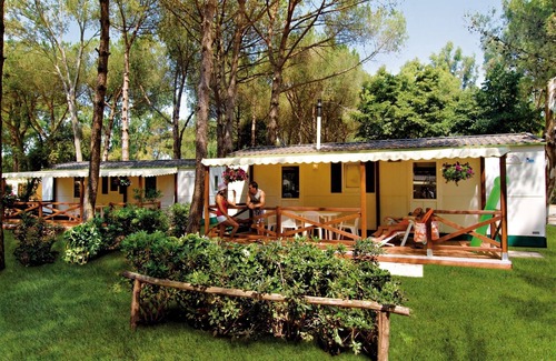 Baia Domizia Ski Chalet | Shaded Chalet by the Sea