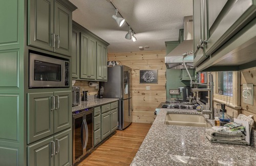 McCaysville Cabin | Shades of Green - Waterfront, Fiber WiFi, Dog Friendly