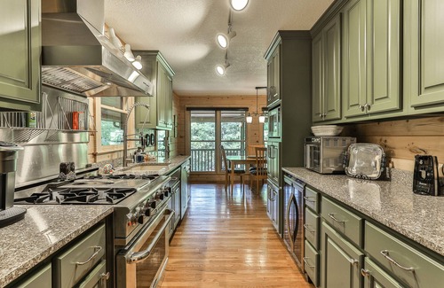 McCaysville Cabin | Shades of Green - Waterfront, Fiber WiFi, Dog Friendly