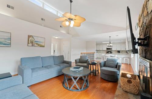 Denver House | Shades of Summer by AvantStay Gazebo Dock View