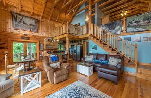 Fletcher Cabin | Shadow Ridge Retreat | Pet Friendly + Stunning Mountain Views