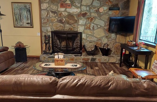 Blairsville Cabin | Shady Acre Retreat-Hot Tub-Firepit-Fireplace-Close to town-Paved access, Wi-Fi.