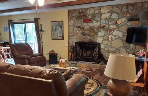 Blairsville Cabin | Shady Acre Retreat-Hot Tub-Firepit-Fireplace-Close to town-Paved access, Wi-Fi.