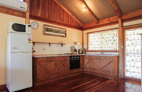Grattai House | Shady Creek Eco Cabin, Mudgee, Peaceful Country Getaway