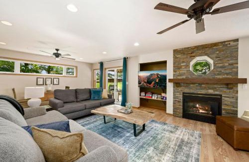 Loveland House | Shady Grove with 4 King Beds, Dog Run and Outdoor Fun
