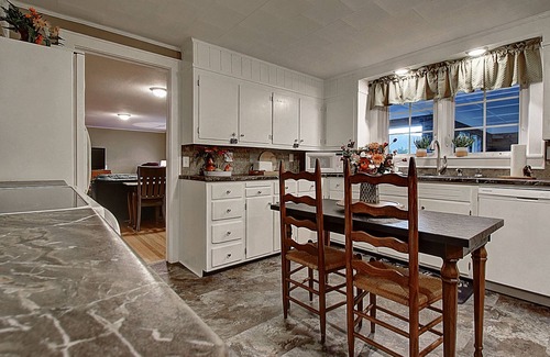 Shady Valley House | Shady Lane Farm Homestead - Newly Remodeled, Hot Tub, Fire Pit, Sleeps 10