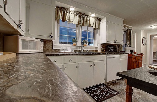 Shady Valley House | Shady Lane Farm Homestead - Newly Remodeled, Hot Tub, Fire Pit, Sleeps 10