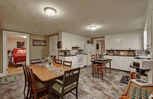 Shady Valley House | Shady Lane Farm Homestead - Newly Remodeled, Hot Tub, Fire Pit, Sleeps 10
