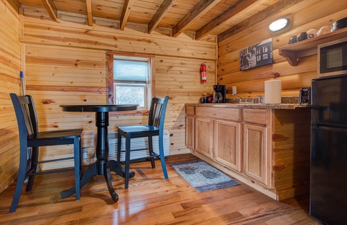 Pine Ridge Cabin | Shady Oaks Cabin 4 in Red River Gorge Pet Friendly Hi Speed Internet 🛜