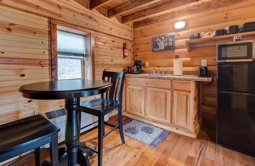 Pine Ridge Cabin | Shady Oaks Cabin 4 in Red River Gorge Pet Friendly Hi Speed Internet 🛜