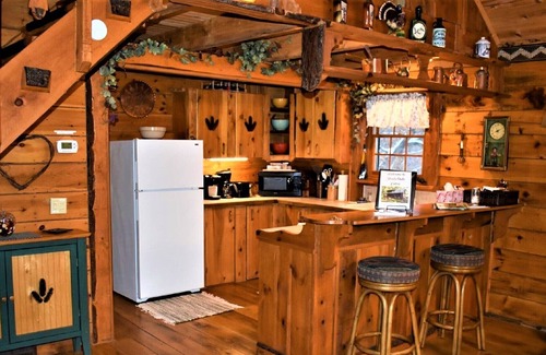 Ferryville Cabin | Shady Oaks -- Charming and secluded log cabin surrounded by trees!