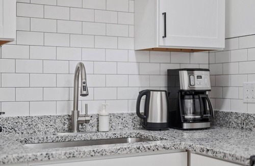 East Liberty Apartment | Shadyside/Central @2 Bright and Stylish Studio with Free Parking