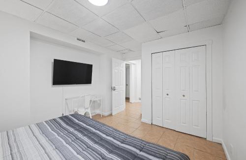 Shadyside House | Shadyside, Pittsburgh !A Modern and Bright Private Bedroom with Shared Bathroom