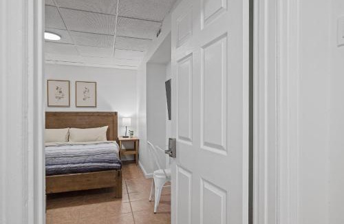 Shadyside House | Shadyside, Pittsburgh !A Modern and Bright Private Bedroom with Shared Bathroom