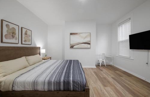 Shadyside House | Shadyside, Pittsburgh !D Modern and Bright Private Bedroom with Shared Bathroom