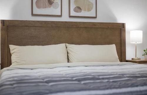 Shadyside House | Shadyside, Pittsburgh !D Modern and Bright Private Bedroom with Shared Bathroom