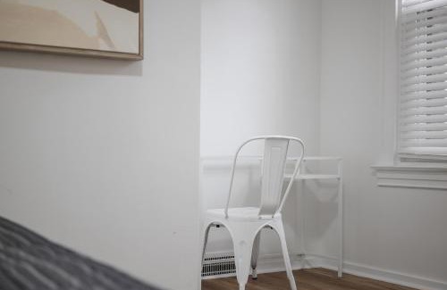 Shadyside House | Shadyside, Pittsburgh !D Modern and Bright Private Bedroom with Shared Bathroom