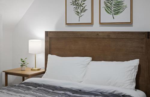 Shadyside House | Shadyside, Pittsburgh !G Modern and Bright Private Bedroom with Shared Bathroom