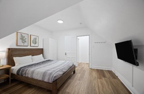 Shadyside House | Shadyside, Pittsburgh !G Modern and Bright Private Bedroom with Shared Bathroom