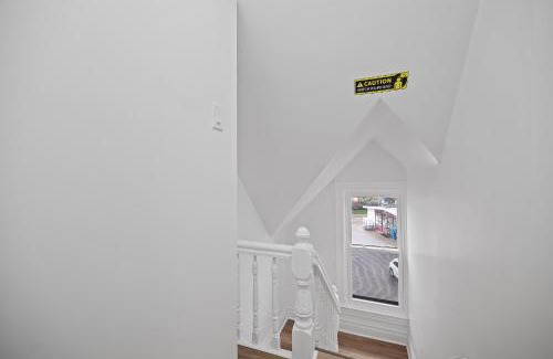 Shadyside House | Shadyside, Pittsburgh !G Modern and Bright Private Bedroom with Shared Bathroom