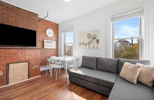 Shadyside Apartment | Shadyside, Pittsburgh, Modern and Bright 1 Bedroom Unit4 with Free Parking