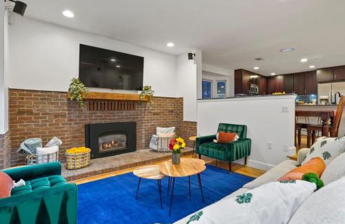 Berkley House | Shakedown St HOT TUB Fire Pit and 4 Miles to DT