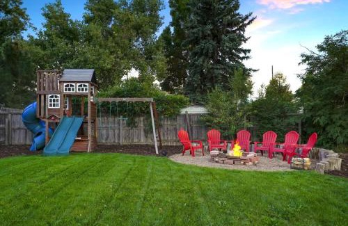 Berkley House | Shakedown St HOT TUB Fire Pit and 4 Miles to DT