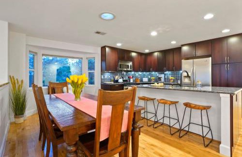 Berkley House | Shakedown St HOT TUB Fire Pit and 4 Miles to DT