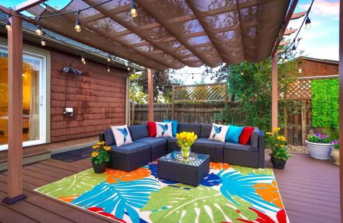 Berkley House | Shakedown St HOT TUB Fire Pit and 4 Miles to DT