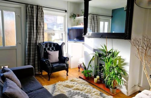 Salisbury House | 'Shakespeare Cottage' - Free Parking near Salisbury Railway Station & Walk to City