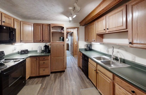 Snowshoe House | Shamrock #68 - Perfect for a Multi Family Getaway - Cozy and Comfortable for All by RedAwning