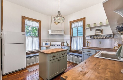 Galveston House | Shamrock Bungalow-Historic East End Home sleep 10 Guests-UTMB,Strand, Beaches