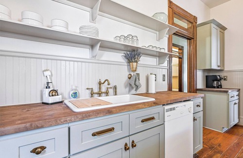 Galveston House | Shamrock Bungalow-Historic East End Home sleep 10 Guests-UTMB,Strand, Beaches