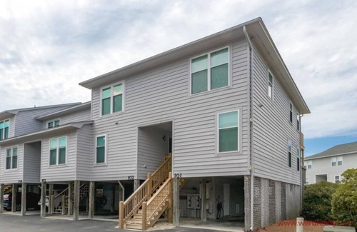Surf City House | Shangri La - 2BR Turtle Cove Townhouse Near Pool