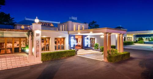 Wynnum West Hotel | Shangri-La Gardens