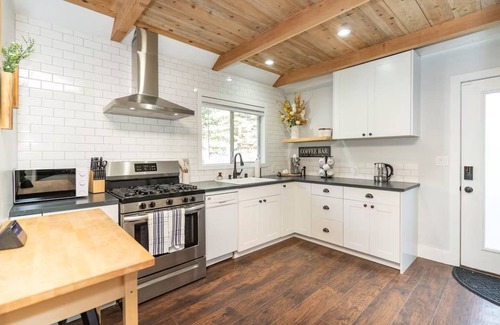 South Lake Tahoe Cabin | Shangri-La Lake Tahoe w/Fireplace, & E-Bikes