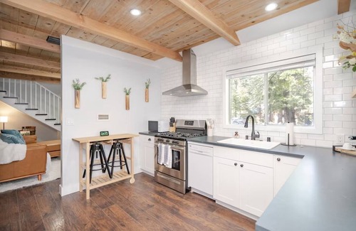 South Lake Tahoe Cabin | Shangri-La Lake Tahoe w/Fireplace, & E-Bikes