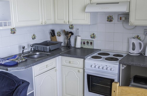 Shanklin Apartment | Shanklin Beach Sea Front 2 Bedroom Apartment. Excellent Rates And Good Reviews.