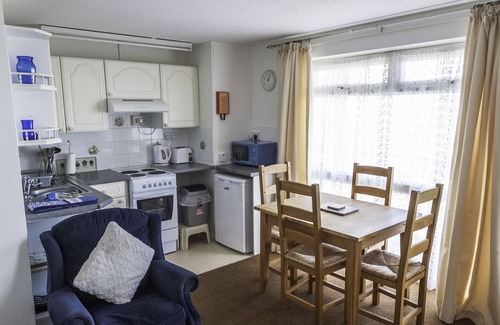 Shanklin Apartment | Shanklin Beach Sea Front 2 Bedroom Apartment. Excellent Rates And Good Reviews.