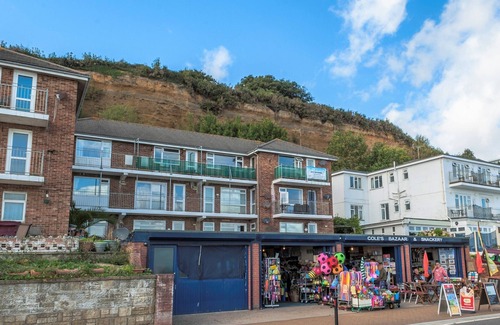 Shanklin Apartment | Shanklin Beach Sea Front 2 Bedroom Apartment. Excellent Rates And Good Reviews.