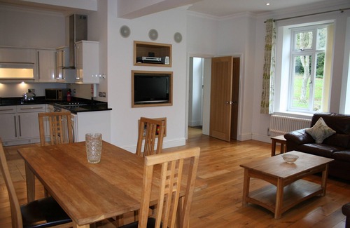 Shanklin Apartment | Shanklin Manor - park views, garden, free wifi + parking