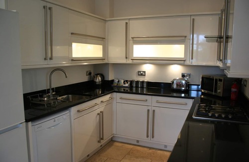 Shanklin Apartment | Shanklin Manor - park views, garden, free wifi + parking