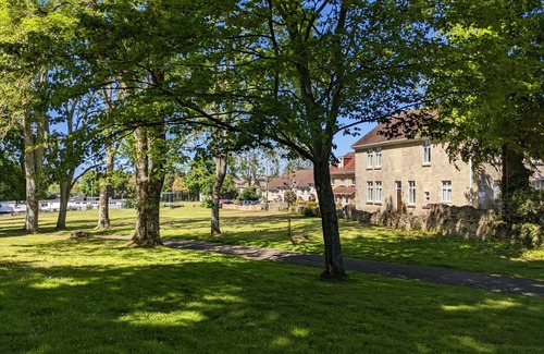 Shanklin Apartment | Shanklin Manor - park views, garden, free wifi + parking