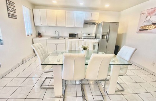 Rosemead Bed & Breakfast | Share house -Gold King Bed and Sofa Bed