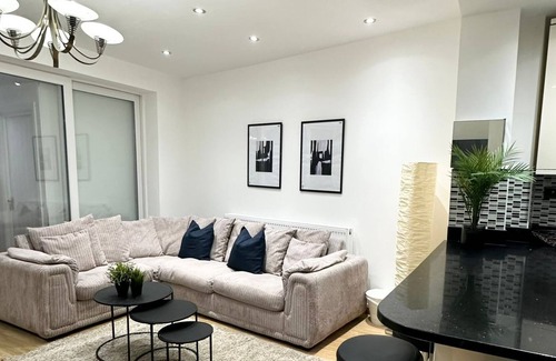 East Acton House | Shared London Charm: Comfortable Room in Spacious House