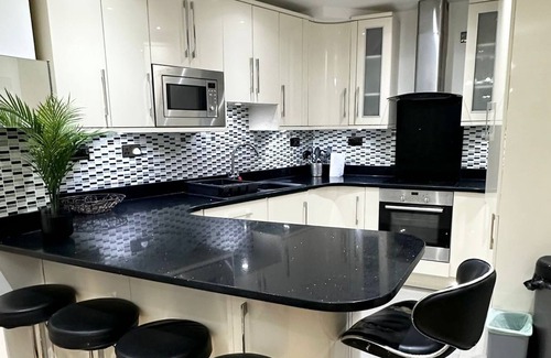 East Acton House | Shared London Charm: Comfortable Room in Spacious House