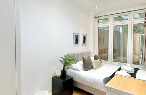 East Acton House | Shared London Charm: Stylish Room in Spacious Home