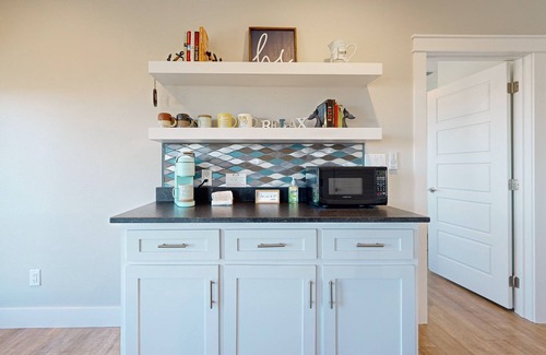 Bella Vista House | Shared Pool, Shared Hot Tub, Pet Friendly